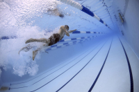 Zalety nauki pływania – dlaczego warto nauczyć się pływać?